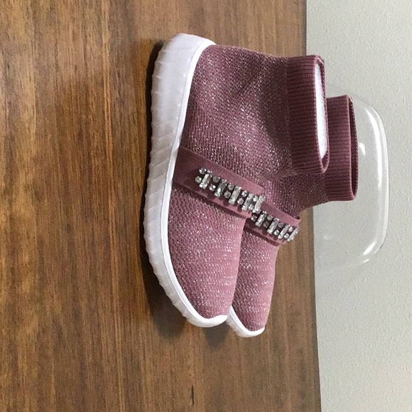 These are kid shoes - Picture 1 of 4
